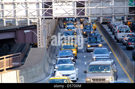 Verkehr, verlassen die Queensboro 59th Street Bridge am Abend Hauptverkehrszeit, Midtown Manhattan, New York City, USA Stockfoto