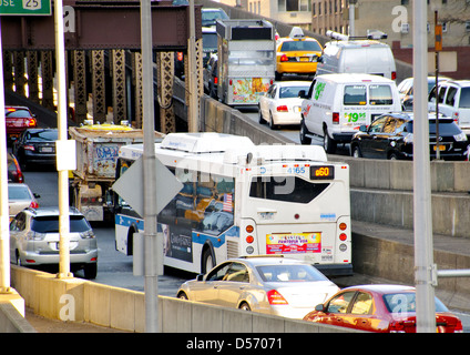 MTA Q60 öffentliche Verkehrsmittel Bus Eingabe Queensboro 59th Street Bridge Stockfoto