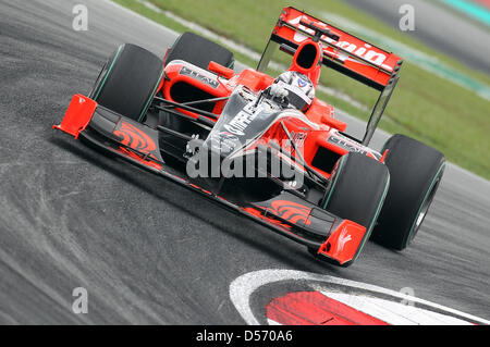 Deutscher Rennfahrer Timo Glock von Virgin Racing eingegebenen turn 2 im zweiten Training in Sepang Circuit in der Nähe von Kuala Lumpur, Malaysia, 2. April 2010. Die 2010 Formel 1 Grand Prix von Malaysia am 04 April stattfinden. Foto: Jens Büttner Stockfoto