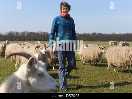Hirte Sophie Locher lächelt mit Schafen in der Nähe von Tannenhausen, Deutschland, 2. April 2010. Die Herde der weißen gehörnten Heath, einer alten und seltenen Spezies, gebar 44 Lämmer. Foto: Ingo Wagner Stockfoto