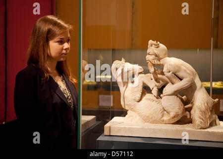 London, UK. Dienstag, 26. März 2013. Leben und Tod in Pompeji und Herculaneum Ausstellung im British Museum. Zusammenführung von über 250 Objekte, die jüngsten Entdeckungen und berühmten Funde aus früheren Grabungen. Pan und die Ziege in der Römerzeit. Marmor Statue, die den Gott Pan aufmerksam "Liebe machen", um eine Nanny Goat. ANZEIGE 1-20. Bildnachweis: Michael Kemp/Alamy Live-Nachrichten Stockfoto