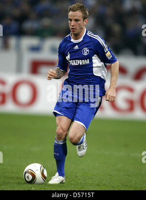 Fußball Bundesliga Schalke 04 - FC Bayern München bin Samstag (03.04.2010) in der Veltins-Arena in Gelsenkirchen. Der Schalker Ivan Rakitic.    Foto: Roland Weihrauch Dpa/lnw Stockfoto