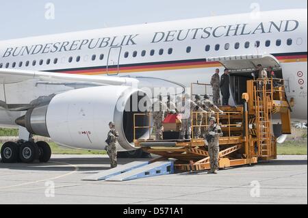 Bundeswehr-Soldaten tragen den Sarg eines getöteten Soldaten zu einem Bundeswehr-Flugzeug auf dem Flughafen in Termes, Usbekistan, 4. April 2010. Drei deutsche Soldaten starben im Kampf in der afghanischen Kunduz-Region am 2. April 2010 und werden auf Deutschland übertragen werden. Foto: Schwimmbad: BUNDESREGIERUNG / STEFFEN KUGLER Stockfoto