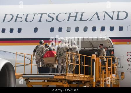 Bundeswehr-Soldaten tragen den Sarg eines getöteten Soldaten zu einem Bundeswehr-Flugzeug auf dem Flughafen in Termes, Usbekistan, 4. April 2010. Drei deutsche Soldaten starben im Kampf in der afghanischen Kunduz-Region am 2. April 2010 und werden auf Deutschland übertragen werden. Foto: Schwimmbad: BUNDESREGIERUNG / STEFFEN KUGLER Stockfoto