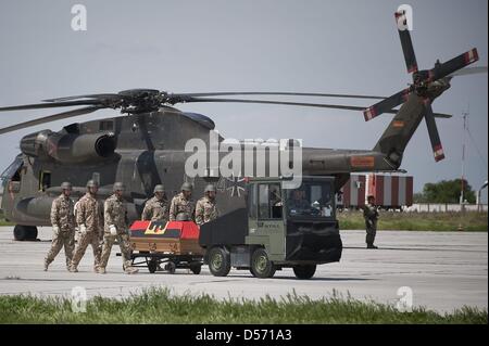 Bundeswehr-Soldaten tragen den Sarg eines getöteten Soldaten auf dem Flughafen in Termes, Usbekistan, 4. April 2010. Drei deutsche Soldaten starben im Kampf in der afghanischen Kunduz-Region am 2. April 2010 und werden auf Deutschland übertragen werden. Foto: Schwimmbad: BUNDESREGIERUNG / STEFFEN KUGLER Stockfoto