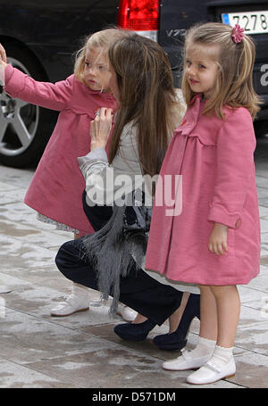 Princess Sofia, Kronprinzessin Letizia und Princess Leonor (R) besuchen Ostermesse am gehen von Palma de Mallorca, Spanien, 4. April 2010. Foto: Albert van der Werf (Niederlande) Stockfoto