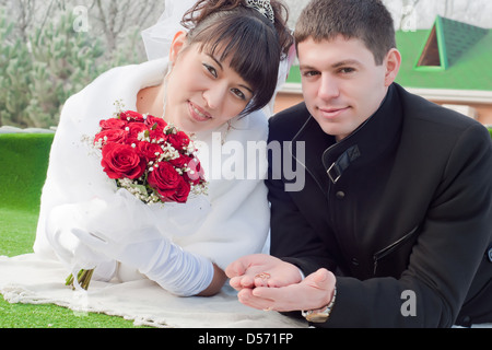 Brautpaar sind auf dem grünen Rasen Standortwahl. Stockfoto