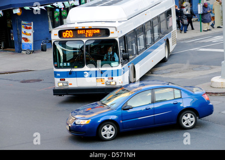 MTA Q60 öffentliche Verkehrsmittel Bus Eingabe Queensboro 59th Street Bridge bei Feierabendverkehr, Midtown Manhattan, New York C Stockfoto