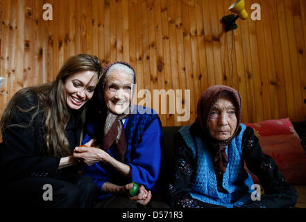 Ein undatiertes UNHCR Handout Foto veröffentlicht am 6. April 2010 von abic Lena und ihre Schwester Mara, die weiterhin Leben in einem Zentrum für die Vertriebenen 14 Jahre nach der Bosnien-Krieg endete, Erfüllung UNHCR Goodwill-Botschafter, Angelina Jolie (L), im östlichen bosnische Stadt von Rogatica, 30 Kilometer östlich von Sarajevo. Foto: UNHCR/Aziz / HANDOUT / redaktionelle Nutzung nur Stockfoto