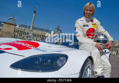 Ehemaliger Skispringer Sven Hannawald posiert mit seiner Corvette Rennwagen in Stuttgart, Deutschland, 7. April 2010. Hannawald hat Sport geändert und treten in allen 14 Rennen der ADAC GT Masters-Serie für Team Callaway. Foto: UWE ANSBACH Stockfoto