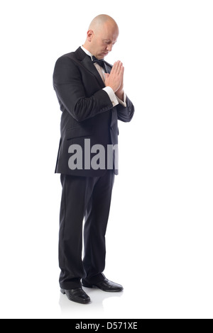 ein kaukasischer Mann in einem Smoking denken beten Porträt Kontur im Studio isoliert auf weißem Hintergrund Stockfoto