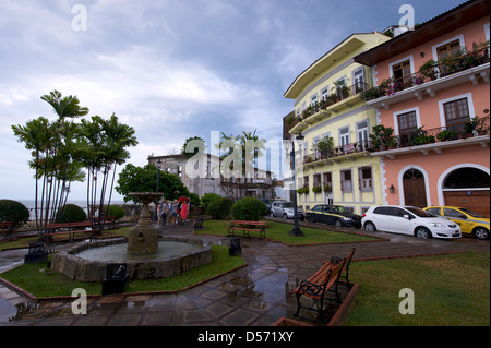 Farbenfrohe Gebäude und Brunnen der alten Stadt in der Casco Viejo, Panama City Stockfoto