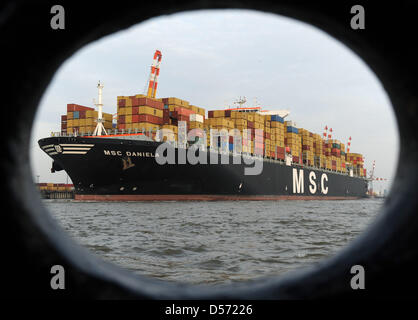 Container-Schiff "MSC Daniela" 365 Meter Länge und 51 m breite Mauren am Containerterminal in Bremerhaven, Deutschland, 7. April 2010. Das riesige Containerschiff ist eines der weltweit größten und Route China-Nordeuropa für Schiffseigner Firma Mediterranean Shipping Company (MSC) betreibt. Foto: Ingo Wagner Stockfoto