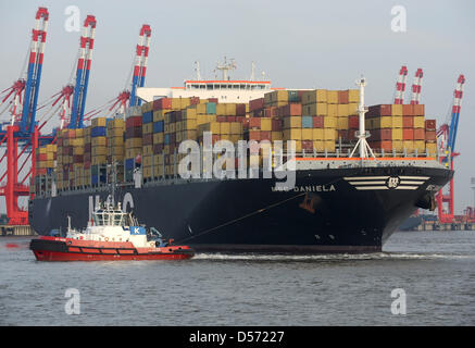 Container-Schiff "MSC Daniela" 365 Meter Länge und 51 m breite Mauren am Containerterminal in Bremerhaven, Deutschland, 7. April 2010. Das riesige Containerschiff ist eines der weltweit größten und Route China-Nordeuropa für Schiffseigner Firma Mediterranean Shipping Company (MSC) betreibt. Foto: Ingo Wagner Stockfoto