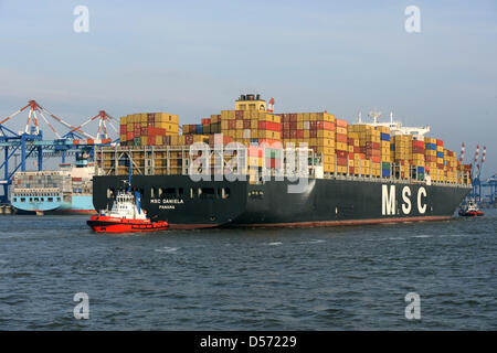 Container-Schiff "MSC Daniela" 365 Meter Länge und 51 m breite Mauren am Containerterminal in Bremerhaven, Deutschland, 7. April 2010. Das riesige Containerschiff ist eines der weltweit größten und Route China-Nordeuropa für Schiffseigner Firma Mediterranean Shipping Company (MSC) betreibt. Foto: Ingo Wagner Stockfoto