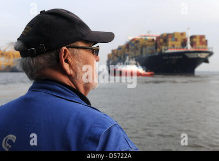 Container-Schiff "MSC Daniela" 365 Meter Länge und 51 m breite Mauren am Containerterminal in Bremerhaven, Deutschland, 7. April 2010. Das riesige Containerschiff ist eines der weltweit größten und Route China-Nordeuropa für Schiffseigner Firma Mediterranean Shipping Company (MSC) betreibt. Foto: Ingo Wagner Stockfoto