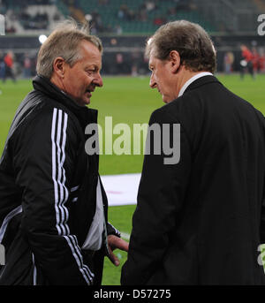 Wolfsburgs Trainer Lorenz-Günther Koestner (L) und Fulham Manager Roy Hodgson (R) sprechen vor UEFA Europa League Viertelfinale Spiel VfL Wolfsburg gegen Fulham FC Stadium der Volkswagen Arena in Wolfsburg, Deutschland, 8. April 2010. Fulham gewann das Rückspiel mit 1: 0 und bewegt sich bis zum Halbfinale besiegte Wolfsburg mit 3: 1. Foto: Peter Steffen Stockfoto