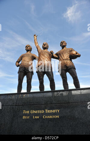 Gedenkstätte "Trinity United" von George Best (L-R), Dennis Law und Sir Bobby Charlton abgebildet vor der UEFA Champions League Viertelfinal-Spiel Manchester United gegen Bayern München im Stadion Old Trafford in Manchester, Großbritannien, 7. April 2010. Manchester United gewann das Rückspiel 3: 2, doch München wechselt zum Halbfinale gewinnen 4-4 auf Aggregat und entfernte Ziele. Foto: ANDREA Stockfoto