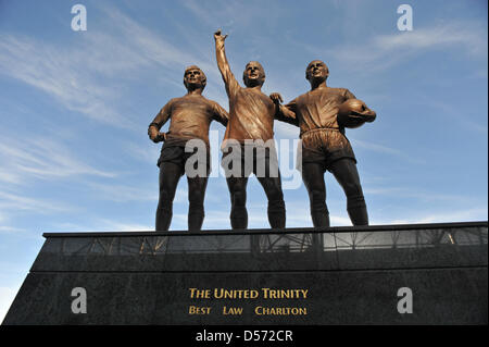 Gedenkstätte "Trinity United" von George Best (L-R), Dennis Law und Sir Bobby Charlton abgebildet vor der UEFA Champions League Viertelfinal-Spiel Manchester United gegen Bayern München im Stadion Old Trafford in Manchester, Großbritannien, 7. April 2010. Manchester United gewann das Rückspiel 3: 2, doch München wechselt zum Halbfinale gewinnen 4-4 auf Aggregat und entfernte Ziele. Foto: ANDREA Stockfoto