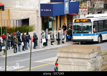 Pendler warten an der Bushaltestelle, MTA Q60 öffentliche Verkehrsmittel bus Stockfoto