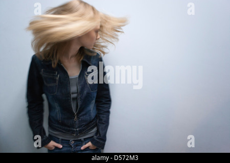 Junge Frau wirft Haar Stockfoto