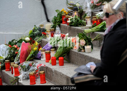 Kerzen und Blumen liegen vor der polnischen Botschaft in Berlin, Deutschland, 10. April 2010. Polens Präsident Lech Kaczynski und 95 andere starb bei einem Flugzeugabsturz in Russland, weltweit Bestürzung zu schaffen. Foto: RAINER JENSEN Stockfoto