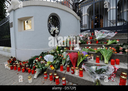 Kerzen und Blumen liegen vor der polnischen Botschaft in Berlin, Deutschland, 10. April 2010. Polens Präsident Lech Kaczynski und 95 andere starb bei einem Flugzeugabsturz in Russland, weltweit Bestürzung zu schaffen. Foto: RAINER JENSEN Stockfoto