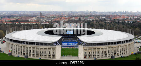 Das Stadion leer-Ost-Ecke im Bild während der deutschen Bundesliga-Fußballspiel Hertha BSC Vs VfB Stuttgart im Olympiastadion in Berlin, Deutschland, 10. April 2010. Der deutsche Fußball Bund DFB hatte nach Ausschreitungen nach dem Spiel gegen den 1. Zuschauer aus der Ecke verboten. FC Nürnberg. Foto: RAINER JENSEN Stockfoto
