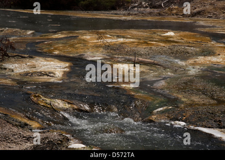 Ausbrechenden Mount Tarawera auf der Nordinsel Neuseelands erstellt am 10. Juni 1886 der 17 Kilometer langen Waimangu Volcanic Valley. Stockfoto