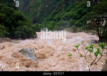 Der reissende Sturzbäche der Urubamba Fluss bei Hochwasser in der Nähe von Aquas Calientes, Peru. Dies ist der Zugang nach Machu Picchu Site Stockfoto