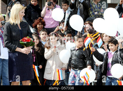 Kronprinzessin Maxima der Niederlande eröffnet das neue Gebäude von der Stiftung Fakonahof in den Haag, Niederlande, 12. April 2010. Die Stiftung organisiert Aktivitäten für die Bewohner des Schilderwijk den Haag. Foto: Patrick van Katwijik Stockfoto