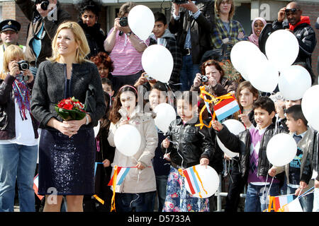 Kronprinzessin Maxima der Niederlande eröffnet das neue Gebäude von der Stiftung Fakonahof in den Haag, Niederlande, 12. April 2010. Die Stiftung organisiert Aktivitäten für die Bewohner des Schilderwijk den Haag. Foto: Patrick van Katwijik Stockfoto