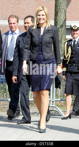 Kronprinzessin Maxima der Niederlande eröffnet das neue Gebäude von der Stiftung Fakonahof in den Haag, Niederlande, 12. April 2010. Die Stiftung organisiert Aktivitäten für die Bewohner des Schilderwijk den Haag. Foto: Patrick van Katwijik Stockfoto