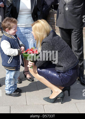 Kronprinzessin Maxima der Niederlande eröffnet das neue Gebäude von der Stiftung Fakonahof in den Haag, Niederlande, 12. April 2010. Die Stiftung organisiert Aktivitäten für die Bewohner des Schilderwijk den Haag. Foto: Patrick van Katwijik Stockfoto