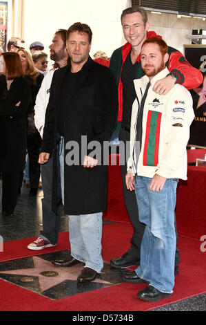 Australischer Schauspieler Russell Crowe (2 L) posiert mit Schauspieler Alan Doyle (L), Kevin Durand (2-R) und Scott Grimes, während er den 2,404th Stern auf dem Hollywood Walk of Fame in Hollywood, Kalifornien, USA, 12. April 2010 erhält. Crowe, drei Mal in Folge Academy Award Bester Schauspieler nominiert, holte den Oscar für seine Darstellung in '' Gladiator''. Foto: Hubert Boesl Stockfoto