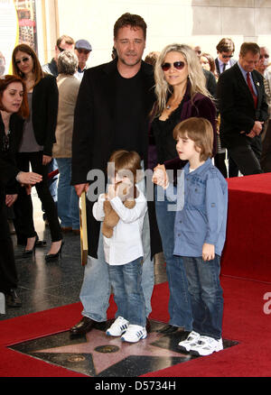 Australischer Schauspieler Russell Crowe, seiner Frau Danielle Spencer und ihre Kinder Charles Spencer Crowe (R) und Tennyson Spencer Crowe darstellen während Russell Crowe den 2,404th Stern auf dem Hollywood Walk of Fame in Hollywood, Kalifornien, USA, 12. April 2010 erhält. Crowe, drei Mal in Folge Academy Award Bester Schauspieler nominiert, holte den Oscar für seine Darstellung in '' Gladiator''. Pho Stockfoto