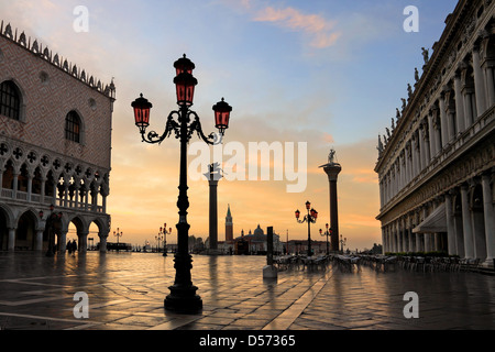 Morgendämmerung am Markusplatz, Venedig, Italien. Umfasst die geflügelten Löwen von St. Mark & St. Theodore Statuen und San Giorgio Maggiore Stockfoto