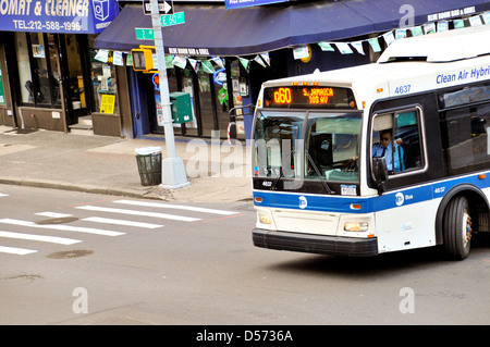 MTA Q60 öffentliche Verkehrsmittel Bus Eingabe Queensboro 59th Street Bridge Stockfoto