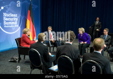 Gespräch von Bundeskanzlerin Angela Merkel (l) Und U.S. Präsident Barack Obama Sowie U.S. Außenministerin Hillary Clinton Nach Ende des Nuclear Security Summit bin 13.04.2010 in Washington. Foto: Bundespresseamt/Guido Bergmann Stockfoto