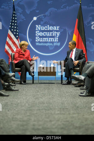 Gespräch von Bundeskanzlerin Angela Merkel Und U.S. Präsident Barack Obama Nach Ende des Nuclear Security Summit bin 13.04.2010 in Washington. Foto: Bundespresseamt/Guido Bergmann Stockfoto