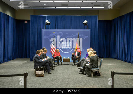 Gespräch von Bundeskanzlerin Angela Merkel Und U.S. Präsident Barack Obama Nach Ende des Nuclear Security Summit bin 13.04.2010 in Washington. Foto: Bundespresseamt/Guido Bergmann Stockfoto