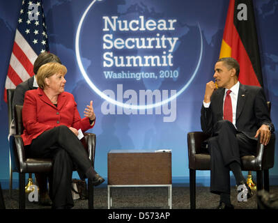 Gespräch von Bundeskanzlerin Angela Merkel (l) Und US-Präsident Barack Obama (r) Nach Ende des Nuclear Security Summit bin 13.04.2010 in Washington. Foto: Bundespresseamt/Guido Bergmann Stockfoto