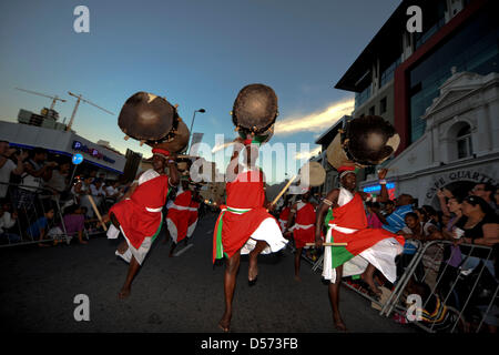 CAPE TOWN, SOUTH AFRICA: Teilnehmer in bunten Kostümen während des Cape Town Karneval 2013 in Cape Town, Südafrika. Der jährliche Karneval in Kapstadt sieht einheimische und Touristen auf dem Fan Walk und Somerset Road für die Feierlichkeiten zu sammeln. (Foto von Gallo Images / Foto24 / Jaco Marais) Stockfoto