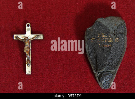 Ein kleines Kreuz, das US-Botschafter in Deutschland Philip Murphy (nicht abgebildet) in dem Buch Würfel der Anna Amalia Library in Weimar, Deutschland, 14. April 2010 überreicht. Ein US-Soldat das Element in der Wolf das elterliche Haus Familie während der Befreiung von Trusetal 65 vor Jahren verloren. Das National Museum der United States Army, das Kreuz in seine Sammlung aufzunehmen will und will investieren Stockfoto