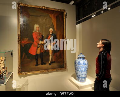 Ein Bediensteter der Kunstsammlungen Dresden Augen ein Gemälde an die Kunstsammlungen Dresden in Dresden, Deutschland, 14. April 2010. Das Gemälde ist Teil der Kunstsammlungen Sonderausstellung "Zukunft seit 1560", die einige 350 Werke von 17 April zu 7. November 2010 zeigt. Die staatlichen Kunstsammlungen feiern ihr 450. Jubiläum im Jahr 2010. Foto: RALF HIRSCHBERGER Stockfoto