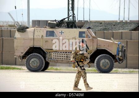 Ein Soldat im Bild vor Patrouillenfahrzeug Dingo in Kunduz, Afghanistan, 14. April 2010. Bundesminister der Verteidigung Guttenberg ist derzeit bei einem Besuch in der Bundeswehr-Soldaten der ISAF-Mission in Afghanistan. Foto: Maurizio Gambarini Stockfoto