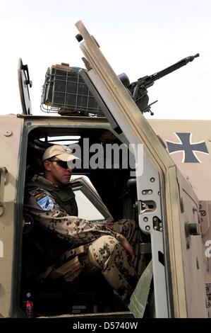 Ein Soldat sitzt in einem Dingo Patrouillenfahrzeug in Kunduz, Afghanistan, 14. April 2010. Bundesminister der Verteidigung Guttenberg ist derzeit bei einem Besuch in der Bundeswehr-Soldaten der ISAF-Mission in Afghanistan. Foto: Maurizio Gambarini Stockfoto