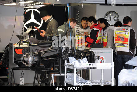 Mechanik der Mercedes GP arbeitest du für die Rennwagen des deutschen Formel1-Fahrer Michael Schumacher (nicht abgebildet) am Shanghai International Circuit in Shanghai, China, 15. April 2010. Die Formula One Chinese Grand Prix statt findet am 18. April 2010. Foto: Peter Steffen Stockfoto