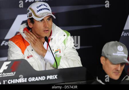 Deutsche Formel1 Fahrer Adrian Sutil von Force India (L) und Michael Schumacher Mercedes GP besuchen eine offizielle FIA-Pressekonferenz am Shanghai International Circuit in Shanghai, China, 15. April 2010. Die Formula One Chinese Grand Prix statt findet am 18. April 2010. Foto: Peter Steffen Stockfoto