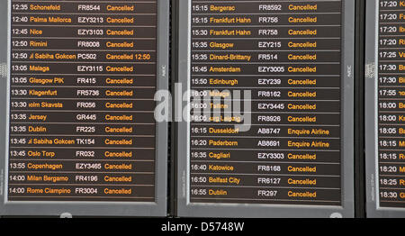 Eine Informationstafel zeigt annullierte Flüge am Flughafen Stansted in der Nähe von London, Vereinigtes Königreich, 15. April 2010. Wegen der Asche von einem Vulkan Vulkanausbruch in Island kam der Flugverkehr in Großbritannien fast zum Erliegen. Alle Flüge wurden annulliert aus bei mindestens 12:00 bis 18:00 (19:00 MESZ), wie die britische NATS auf seiner Website bekannt gegeben Flugsicherung. Es wird nur Stockfoto